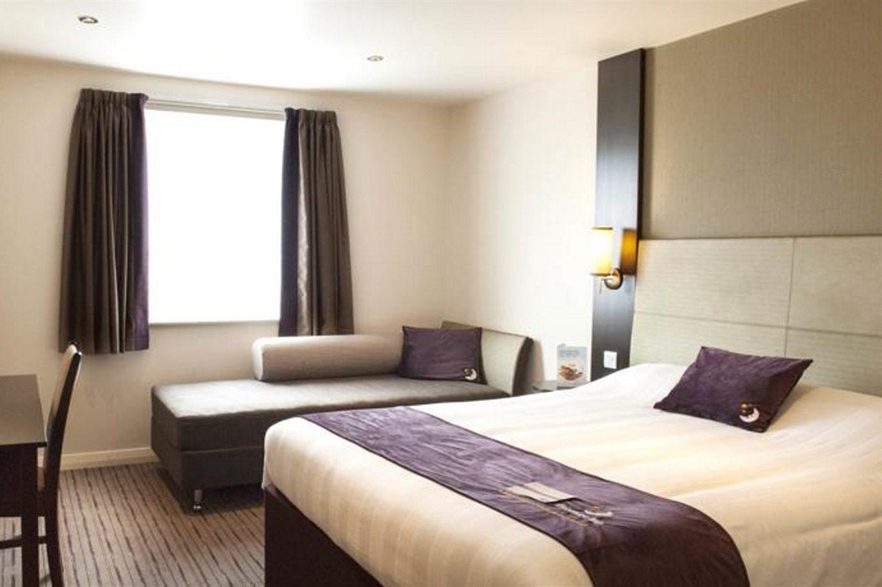 Premier Inn Milton Keynes South Exteriör bild